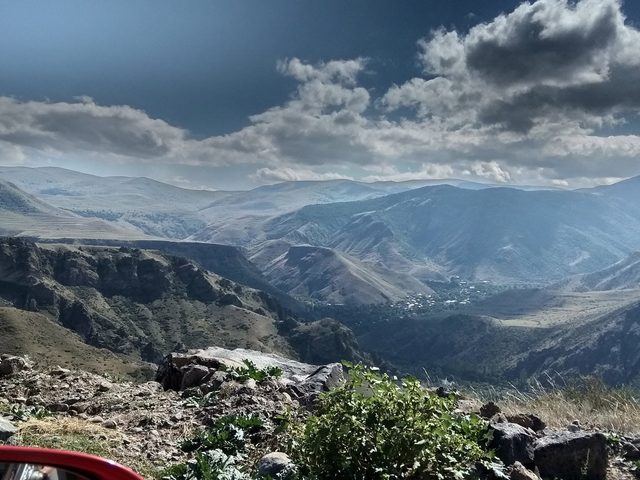 A mountain road to the cave city